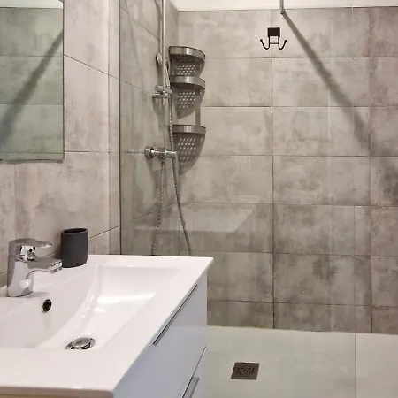 Apartment Agreable Neuf Centre Village, Balcon, Calme Aigues-Vives (Gard)